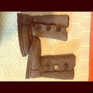 Ugg bailey button triplet boot, brown sz 6